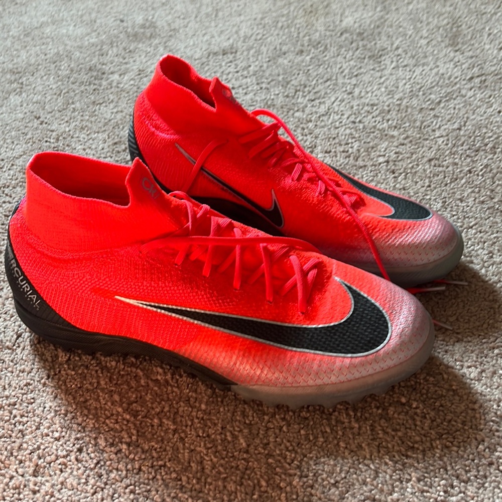 Men’s turf soccer shoes